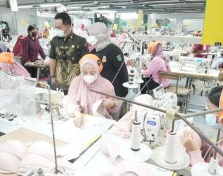 Para pekerja di salah satu perusahaan di Jateng sibuk menyelesaikan tugasnya menjelang Lebaran 2021.