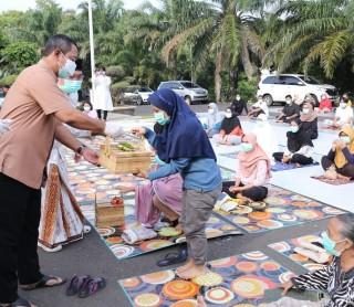 Wali Kota Semarang Hendrar Prihadi berbagi makanan khas Lebaran bersama pasien Covid-19 di rumah dinas wali kota
