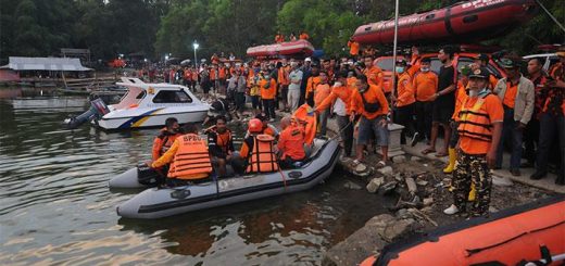 Tim SAR gabungan mencari korban perahu tenggelam di Waduk Kedung Ombo