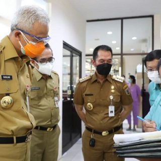 Gubernur Ganjar Pranowo melakukan pengecekan penanganan Covid-19 di RS Mardi Rahayu, Kudus, Senin (31/5)