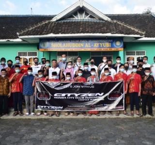 Anggota Cityzen Semarang foto bersama warga Panti Asuhan Yatim Piatu Muhammadiyah Sholahuddin Al-Ayyubi, Desa Tampingan, Boja, Kendal, Minggu (9/5).