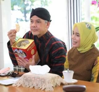 Gubernur Jateng Ganjar Pranowo didampingi istri melakukan halal bihalal virtual dengan warga Jateng di perantauan