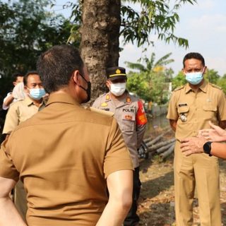 Gubernur Ganjar Pranowo menyambangi Desa Pedawang, Kecamatan Bae, Kudus, yang warga satu wilayah RT-nya terpapar Covid-19