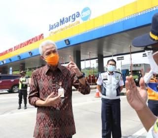 Gubernur Jateng Ganjar Pranowo melakukan pantauan di gerbang tol Kalikangkung, Kota Semarang, Selasa (4/5)