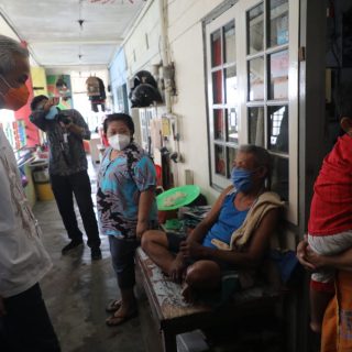 Gubernur Jawa Tengah, Ganjar Pranowo berdialog dengan buruh yang tingga di rusun Kota Semarang