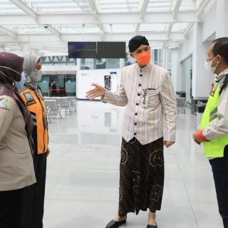 Gubernur Jateng, Ganjar Pranowo melakukan sidak ke Bandara Internasional Ahmad Yani Semarang, Kamis (6/5)