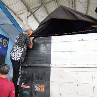 Gubernur Jateng, Ganjar Pranowo, memanjat dan memeriksa muatan truk saat melakukan pengecekan di Posko Ajibarang