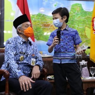 Faith Abe Tanaya, siswa SD Terang Bangsa Semarang menemui Gubernur Ganjar Pranowo dan memberi hadiah novel karyanya.