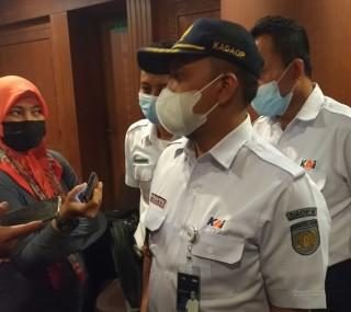 EVP Daop 4 Semarang, Wisnu Pramudyo, memberikan keterangan kepada wartawan soal operasional Kereta Jarak Jauh yang hanya untuk perjalanan mendesak dan kepentingan non-Mudik.
