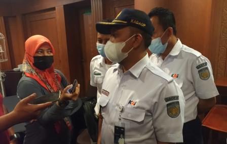 EVP Daop 4 Semarang, Wisnu Pramudyo, memberikan keterangan kepada wartawan soal operasional Kereta Jarak Jauh yang hanya untuk perjalanan mendesak dan kepentingan non-Mudik.
