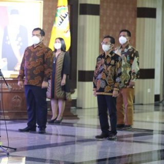 Gubernur Jateng Ganjar Pranowo melantik tujuh komisioner Komisi Penyiaran Indonesia Daerah (KPID) Jawa Tengah, di gedung Gradhika Bhakti Praja, Senin (31/5)