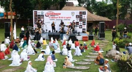 Komunitas Mobil Semarang saat menggelar bakti sosial dengan 21 panti asuhan di Kampoeng Bayumili, Minggu (2/5).