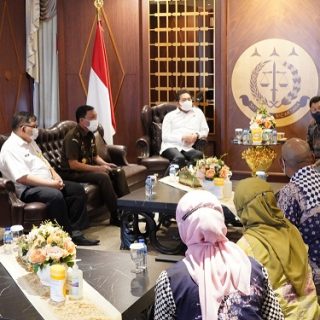 Jaksa Agung Burhanuddin didampingi para asisten menerima Direksi PT Bank Mandiri (Persero) Tbk dipimpin oleh Direktur Utama PT Bank Mandiri (Persero) Tbk Darmawan Junaidi.