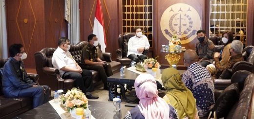 Jaksa Agung Burhanuddin didampingi para asisten menerima Direksi PT Bank Mandiri (Persero) Tbk dipimpin oleh Direktur Utama PT Bank Mandiri (Persero) Tbk Darmawan Junaidi.