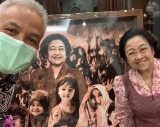 Gubernur Jawa Tengah, Ganjar Pranowo, menyerahkan lukisan kepada Megawati Soekarnoputri. Lukisan berjudul "Ibu Megawati Bersama Anak-anak Indonesia" itu hasil karya perupa Djoko Susilo