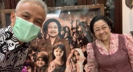 Gubernur Jawa Tengah, Ganjar Pranowo, menyerahkan lukisan kepada Megawati Soekarnoputri. Lukisan berjudul "Ibu Megawati Bersama Anak-anak Indonesia" itu hasil karya perupa Djoko Susilo