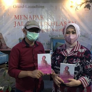 Kepala Markas PMI Jateng Mu'rifah SE bersama penulis buku biografi "menapak jalan keikhlasan" Wiwien Wintarto.