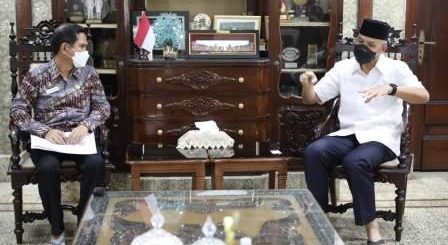 Gubernur Ganjar Pranowo menerima Wakil Ketua Ombudsman Republik Indonesia, Bobby Hamzar Rafinus, di Rumah Dinas Puri Gedeh, Semarang, Jumat (28/5)