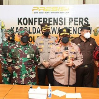 Kapolda Jateng Irjen Pol Ahmad Luthfi dan Pangdam IV/Diponegoro Mayjen TNI Rudianto saat memberikan arahan di Kudus, Kamis (27/5)