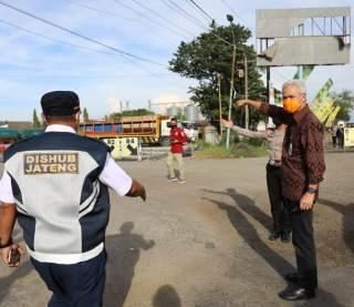 Gubernur Jateng Ganjar Pranowo melakukan pengecekan di exit tol Pejagan dan perbatasan Kecipir Losari Brebes, Selasa (4/5)