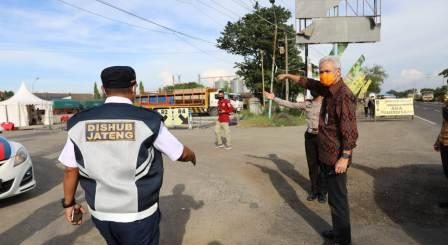 Gubernur Jateng Ganjar Pranowo melakukan pengecekan di exit tol Pejagan dan perbatasan Kecipir Losari Brebes, Selasa (4/5)