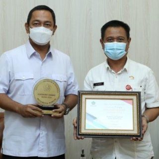 Wali Kota Semarang Hendrar Prihadi menunjukkan plakat dan sertifikat apresiasi dari Kementrian Agama