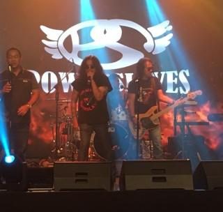 Wali Kota Semarang Hendrar Prihadi satu panggung bersama Power Slaves menanyikan lagu "Malam Ini", saat konser 30 tahun Power Slaves di gedung SMI Semarang, Jalan Puri Anjasmoro, Semarang Barat, Minggu (23/5) siang.