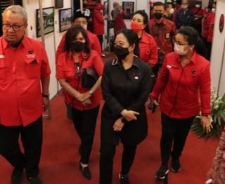 Ketua DPP PDI Perjuangan yang juga Ketua DPR RI, Puan Maharani, menemui kader di Semarang, Sabtu (22/5)