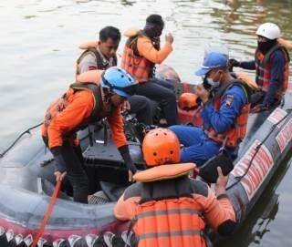 Petugas memberi pertolongan korban perahu tenggelam di Waduk Kedungombo Boyolali
