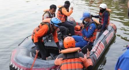 Petugas memberi pertolongan korban perahu tenggelam di Waduk Kedungombo Boyolali