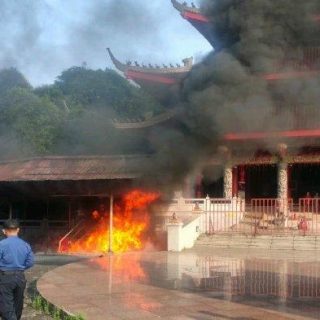 Bangunan tempat penyalaan lilin di kelenteng Sam Pong Kong terbakar, Senin pagi tadi (17/5).