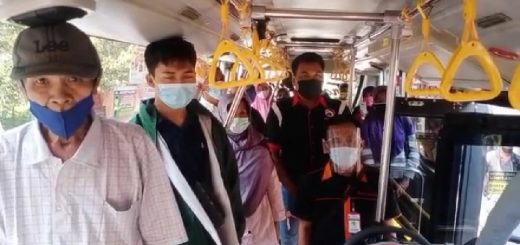 Lagu Indonesia Raya juga berkumandang di angkutan BRT yang dinyanyikan serentak para penumpang