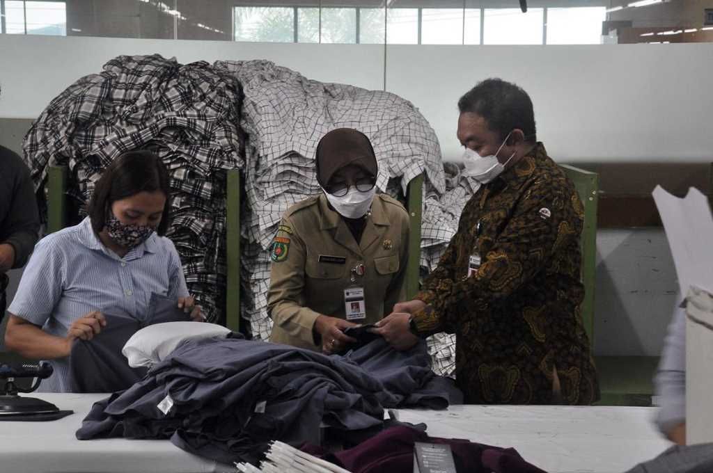 Anggota Komisi E DPRD Jateng, Yudi Indras Wiendarto didampingi Kepala Disnakertrans Jateng, Sakina Roselasari memantau pemberian THR di salah satu perusahaan di bidang garmen.