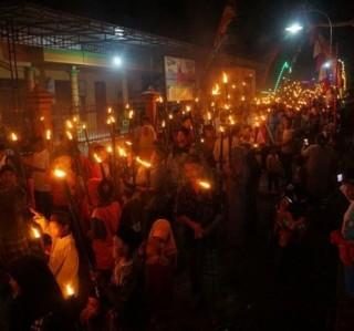 Takbir keliling menyambut Lebaran tahun ini juga dilarang, karena berpotensi menimbulkan kerumunan dan bisa meningkatkan penyebaran Covid-19.