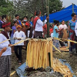 Masyarakat Lamtoras menyelenggarakan acara tradisi dan ritual Mombang Boru Sipitu Sundut di pintu masuk atau gerbang Nagori (Desa) Sihaporas, Kecamatan Pamatang Sidamanik, Kabupaten Simalungun, Sumatera Utara, Selasa (25/5).