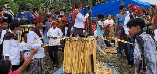 Masyarakat Lamtoras menyelenggarakan acara tradisi dan ritual Mombang Boru Sipitu Sundut di pintu masuk atau gerbang Nagori (Desa) Sihaporas, Kecamatan Pamatang Sidamanik, Kabupaten Simalungun, Sumatera Utara, Selasa (25/5).
