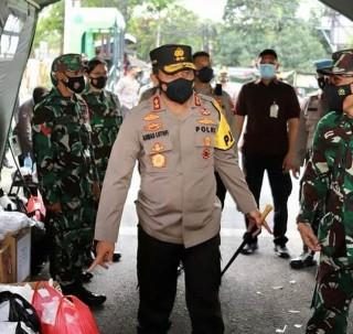 Pangdam IV Diponegoro Mayor Jenderal TNI Rudianto dan Kapolda Jateng Irjen Pol Ahmad Luthfi memantau persiapan pembagian takjil.