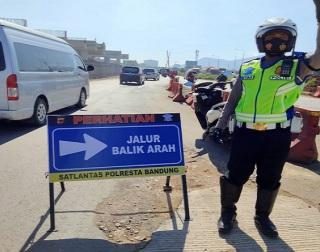 Petugas menyuruh pemudik putar balik karena adanya larangan mudik Lebaran dari pemerintah