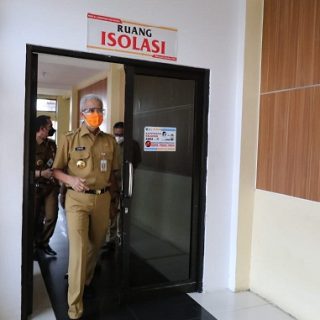 Gubernur Ganjar Pranowo melakukan pengecekan penanganan Covid-19 di RSUD Dr Loekmono Hadi, Kudus, Senin (31/5)