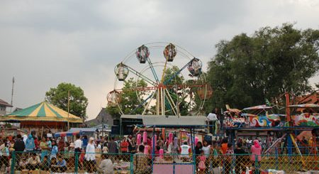 Kerumunan warga biasa terjadi saat perayaan syawalan, seperti di Kaliwungu Kendal. Bupati/wali kota di Jateng diminta antisipasi