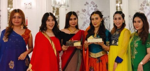 Anggota Grup Arisan Lafayette berfoto dengan membawa kui ulang tahun