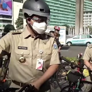 Gubernur Jakarta Anies Baswedan memprakarsai karyawan perusahaan untuk bersepeda saat berangkat ke kantor.