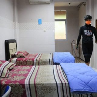 Gubernur Ganjar Pranowo mengunjungi tempat karantina Covid19 terpusat di BPSDMD Jateng, Kamis (17/6)