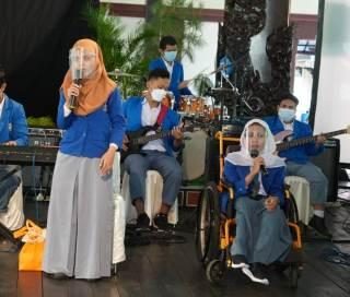 Penampilan grup band See With Heart SMKN 8 Surakarta yang personelnya mayoritas difabel
