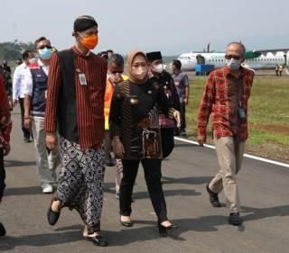 Bupati Purbalingga, Dyah Hayuning Pratiwi mendampingi Gubernur Jateng Ganjar Pranowo menghadiri pendaratan pesawat komersil perdana di Bandara Jenderal Besar Soedirman