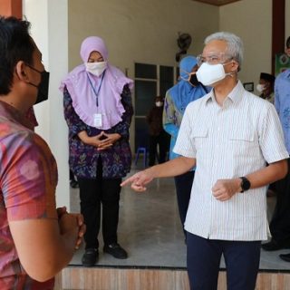 Puluhan warga Desa Banyuputih, Jepara, diketahui positif Covid-19. Gubernur Ganjar Pranowo melihat pelaksanaan Jogo Tonggo di desa tersebut, Selasa (15/6) 