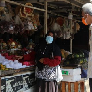 Gubernur Ganjar Pranowo menyempatkan diri meninjau pelaksanaan prokes di Pasar Pecangaan Jepara dan berbincang dengan warga, Selasa (15/6)
