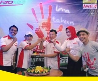 Penyerahan potongan tumpeng oleh ketua lama yang diserahkan kepada ketua baru.