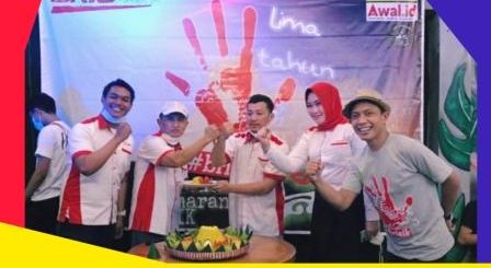 Penyerahan potongan tumpeng oleh ketua lama yang diserahkan kepada ketua baru.