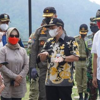 Bupati Semarang Ngesti Nugraha memberi arahan tentang penerapan prokes di tempat wisata